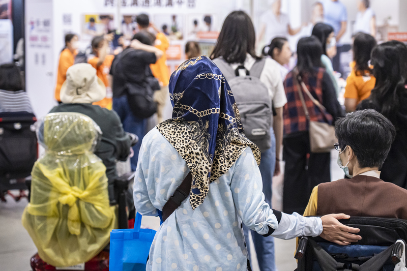 外籍看護長年撐起台灣長照的半邊天,今年80歲以上就可申請外看,一對一看顧的需求更大。專家建議,長照3.0該思考,善用外籍人力投入「一對多」的日間照顧、居家服務。(攝影/陳曉威)