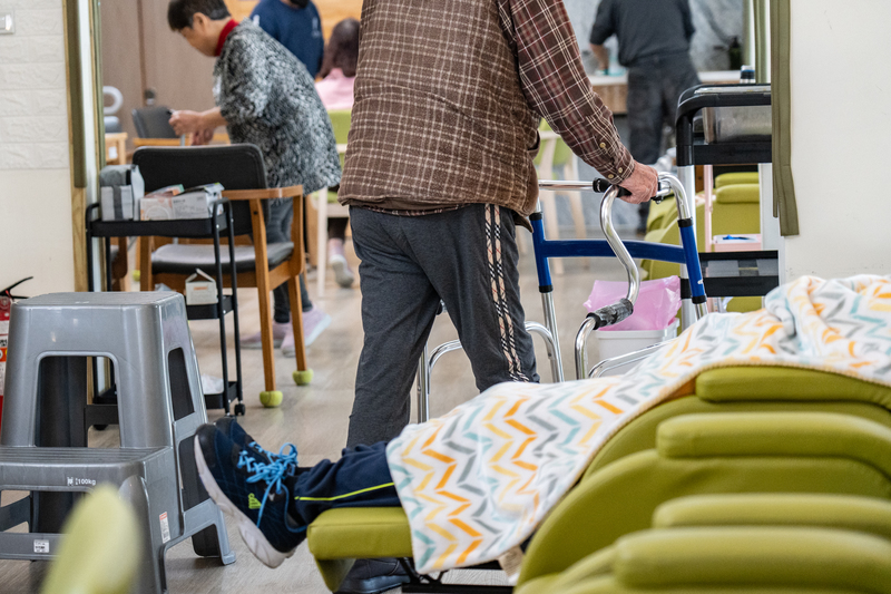 日照中心是白天長輩的活動及社交場域,到了晚上,也可以變身成為長照家庭送失能者來暫時過夜的喘息之地。(攝影/陳曉威)