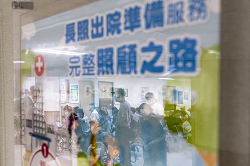 不少醫院牆上都貼著出院準備的海報,實務上許多家屬並不知道醫院有提供此服務,出院時仍不清楚社區有哪些長照資源,長照3.0目標之一就是縮短出院到長照銜接時間。(攝影/陳曉威)