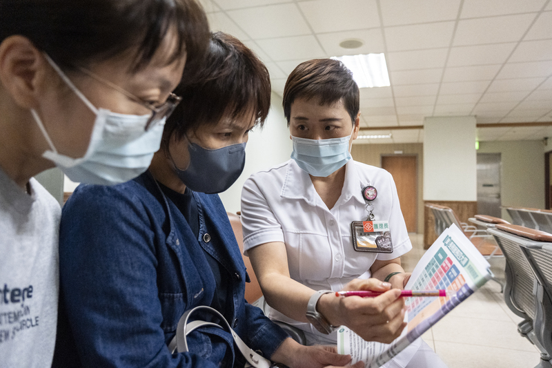 高雄長庚出院準備小組的護理師跟家屬說明出院準備資訊,清楚告知社區有哪些資源可以使用,社區個管師能直接與醫院及家屬討論,無縫接軌後續照護計畫。(攝影/陳曉威)
