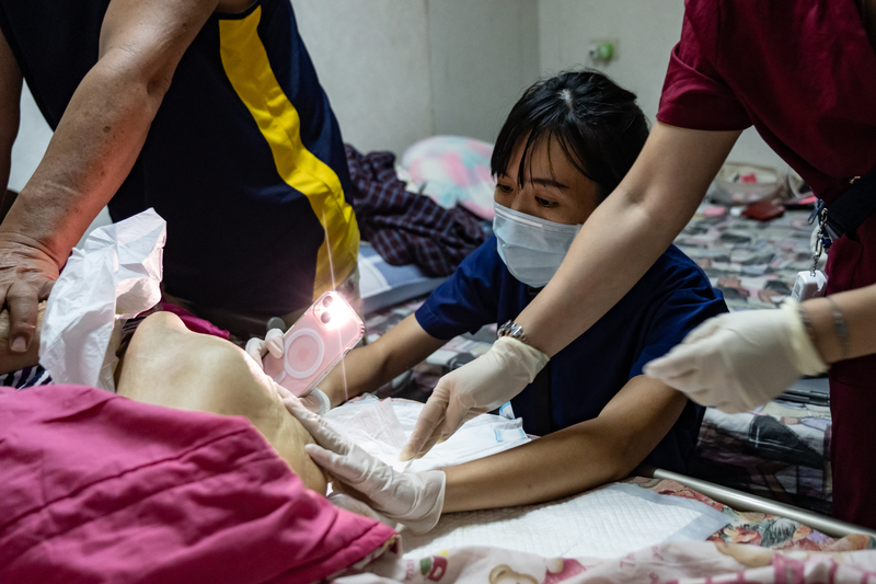 居家醫療個案若遇到急症,往往只能送急診,如今雲林縣衛生局試辦「照顧補充員」,工作類似個管師的角色,專門服務7~8級急重症個案,當急症發生時可以快速協調長照和醫療雙邊資源,調度服務資源。(攝影/陳曉威)