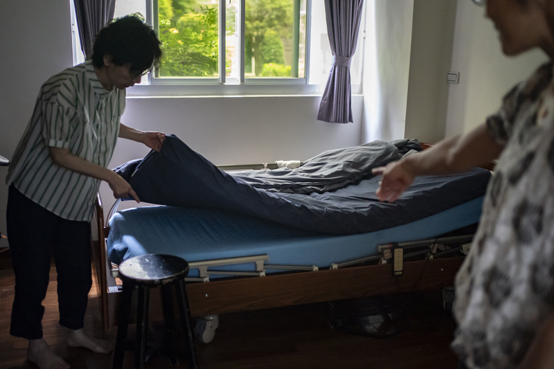 阿炎伯當時準備出院時,姊妹倆為準備電動床搞得焦頭爛額。在她們的經驗裡,長照補貼政策未及時提供幫助。(攝影/陳曉威)