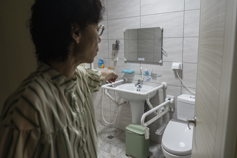 包括廁所的無障礙設施,能在阿炎伯出院前修繕完成,是靠家屬逐一打電話主動與廠商聯繫。(攝影/陳曉威)