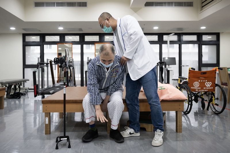 不少病患在完成急性後期整合照顧(PAC)後,若長照2.0的物理治療等專業服務尚未銜接,就會出現復能空窗期。廣慈長照復健醫療中心正扮演「中繼期照護」角色,填補這段缺口。(攝影/楊子磊)