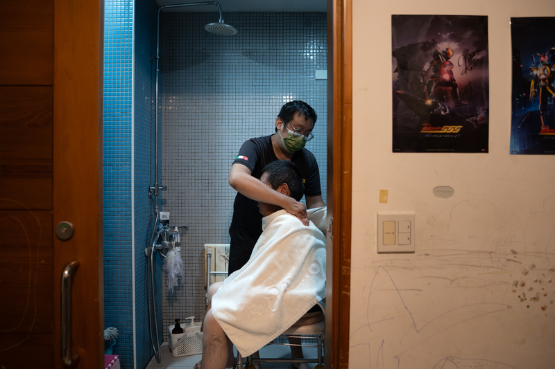 居服員魏力虎看見,同住者無力照顧者、獨居者,夜間仍需長照系統的支持。(攝影/謝佩穎)