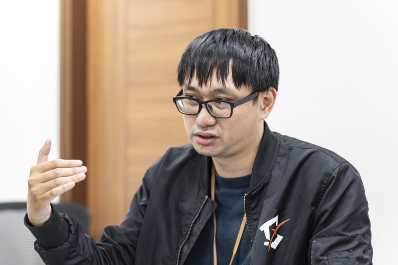 曾任職能治療師、現為紅心字會資深個管師的施勝茂,從案家冒雨回到辦公室,帶著溼髮受訪,談長照案量與夜間照顧需求。(攝影/陳曉威)