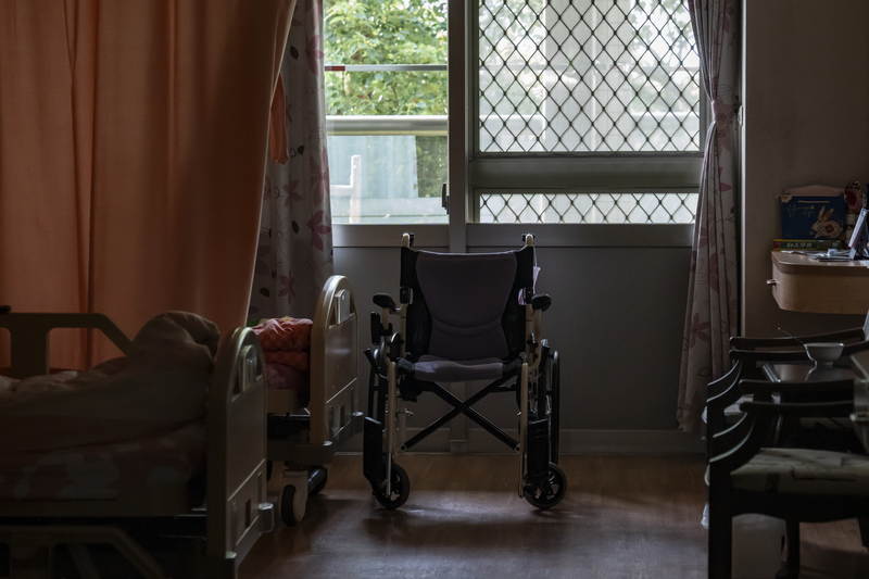 對於需要定時翻身、拍背或灌食的重度失能者和他們的照顧者而言,提供24小時照顧的住宿機構是必須存在的照顧選擇。(攝影/陳曉威)