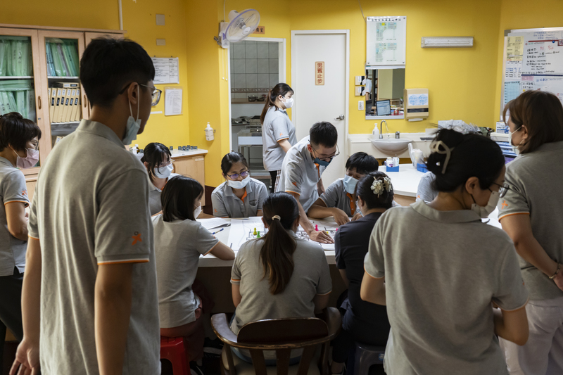 位於台中的永信社會福利基金會松柏園老人養護中心,工作人員正開會推演緊急疏散的動線。
(攝影/陳曉威)