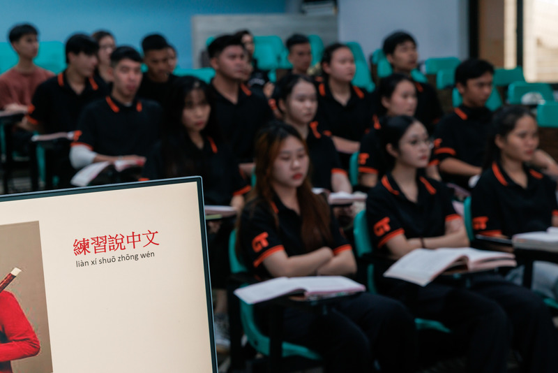 輔英科技大學教室裡,來自越南的22位「住宿式長照機構與產學合作國際專班」學生從頭學起中文,為投入台灣長照機構做準備。(攝影/鄭宇辰)