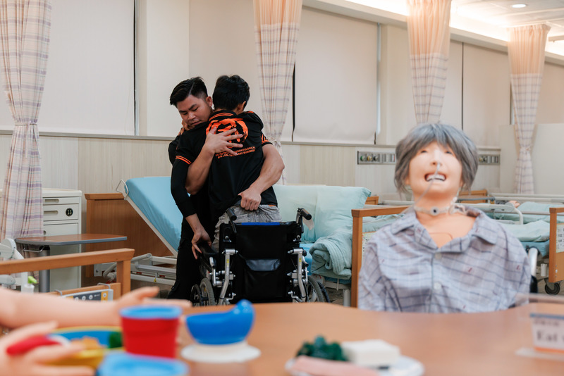 輔英科大的住宿式長照機構與產學合作國際專班,課程內容涵蓋移位等照顧技巧訓練。(攝影/鄭宇辰)