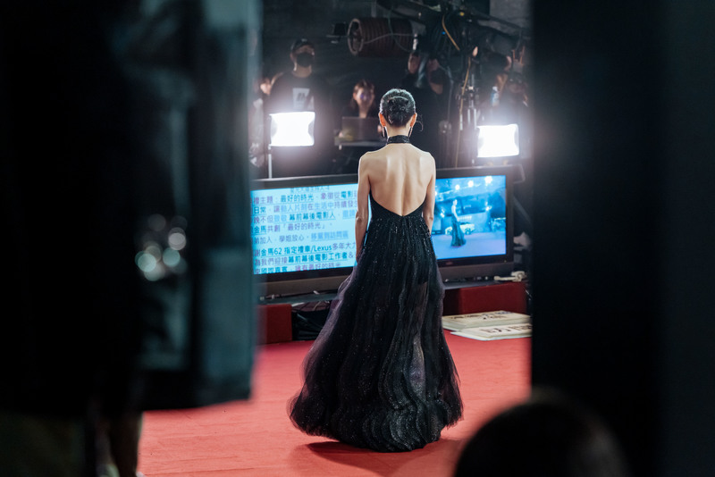 連續第16年主持金馬獎星光大道主持人之一的楊千霈,蓄勢待發。(攝影/鄭宇辰)