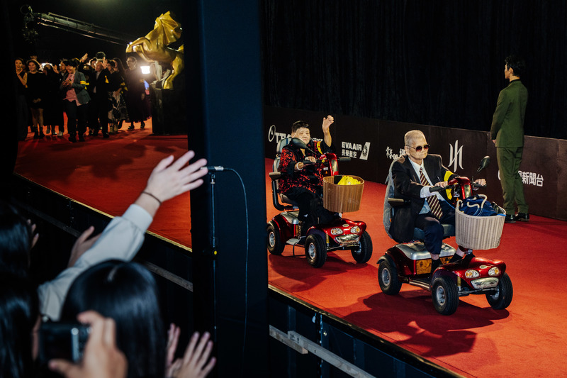 入圍最佳紀錄片的《大風之島》,受訪的樂生療養院院民也和劇組一同上紅毯。(攝影/王崴漢)