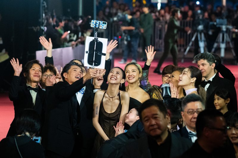 入圍9項的《左撇子女孩》劇組在紅毯上開直播。(攝影/謝佩穎)