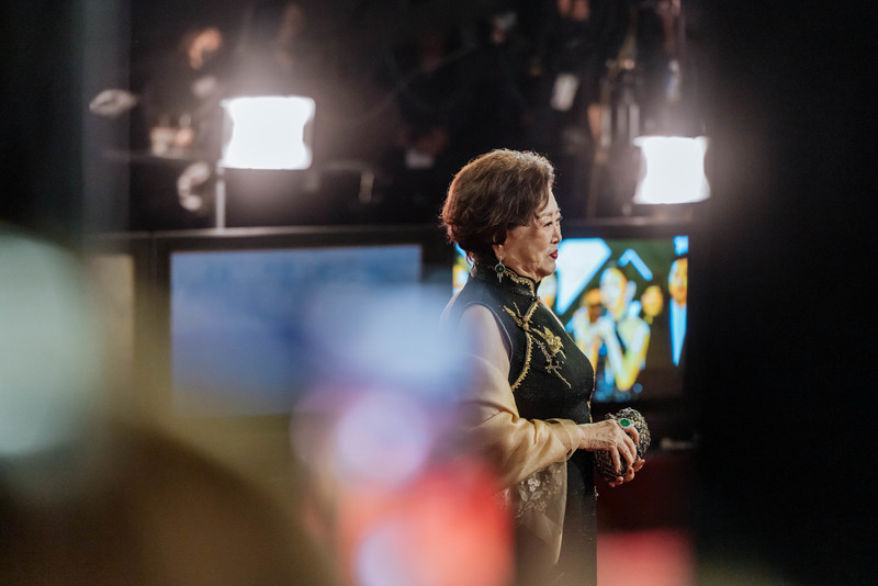 獲得終身成就獎的演員陳淑芳,從19歲踏進攝影棚至今,已超過一甲子。「從事影視是我的志趣,我希望我能一輩子演下去,這也是屬於我個人的『孤味』⋯⋯我願意走到不能走,演到不能演。」(攝影/鄭宇辰)