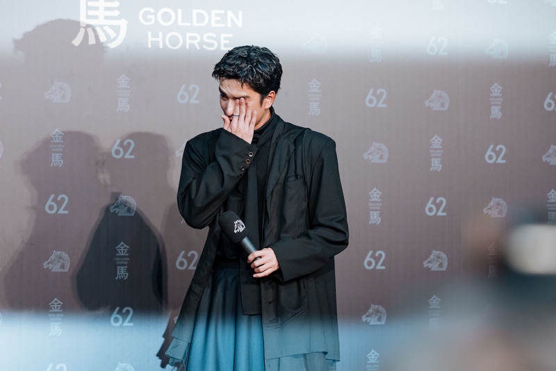 以《我家的事》首次入圍最佳男配角即得獎的曾敬樺,不僅在台上頻頻哽咽,直到後台受訪仍不斷拭淚。「謝謝世界給我這樣的空間可以好好生活,好好感受這些情緒,謝謝電影,謝謝你讓我愛上這一切。」(攝影/鄭宇辰)