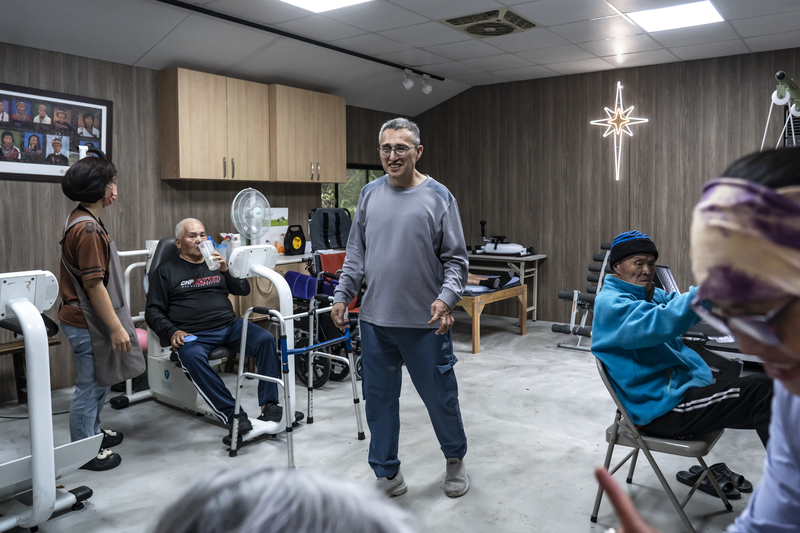 亞布尤民因一場嚴重車禍,深知復健之路艱辛,回到部落後一手打造「亞布運動中心」,免費開放給長者使用,他笑說「我是這裡的館長」。(攝影/陳曉威)