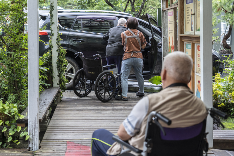 山林間的日照中心長者等著搭車,要到亞布運動中心活動,縮短過往翻山越嶺到醫院復健的車程時間。(攝影/陳曉威)