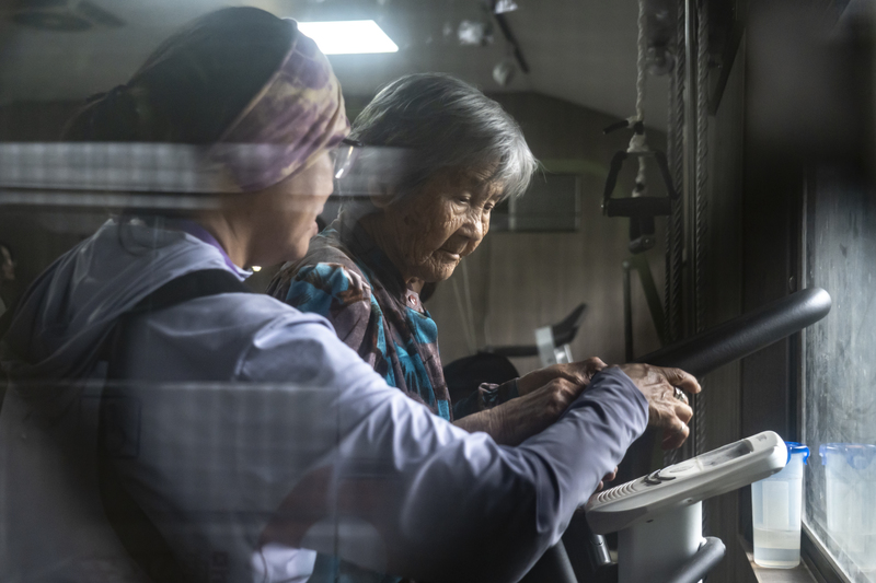 居服員協助長輩們使用器材,有中風族人持續在亞布運動中心復能,兩個月後成功回到學校當保全。(攝影/陳曉威)