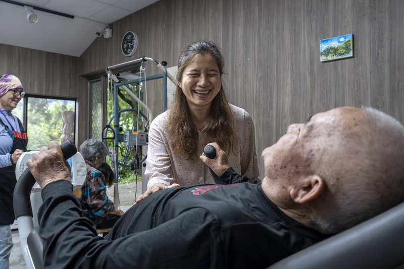 曾任台中市副市長的林依瑩也是亞布運動中心能成立的重要推手,協助募款24萬元,平時也會跟著長者一起到來。(攝影/陳曉威)