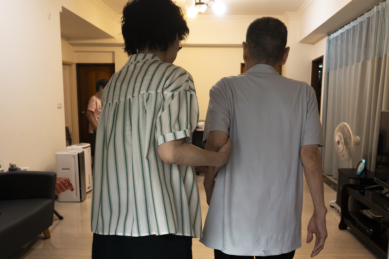 復能需要多種專業共同協作,但現行制度下,專業之間的分工被切割得零碎;個案是否需要語言治療師、職能治療師或營養師,個管師有時很難精準判斷病人當下最需要的專業。(攝影/陳曉威)