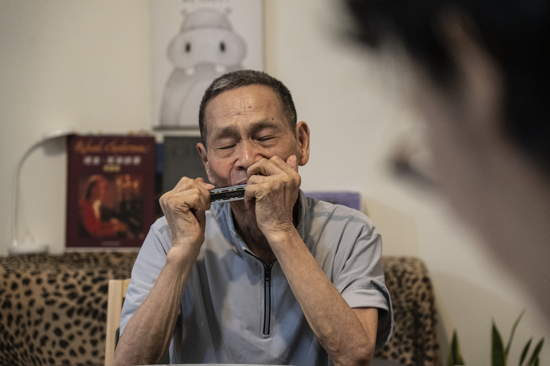 阿炎伯住院快兩個月,帶著尿管、鼻胃管、氧氣瓶回家,極度虛弱,連喝水都困難,但經過家屬細心照顧及專業團隊的介入下,現在不只行動自如,還能用口琴吹奏〈望春風〉。(攝影/陳曉威)