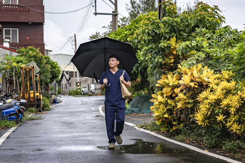 家醫科醫師黃子華長年投入居家醫療,發現民眾並不理解專業服務的重要性。他認為照顧服務跟專業服務應該綁在一起執行,才能發揮最大效益。(攝影/陳曉威)