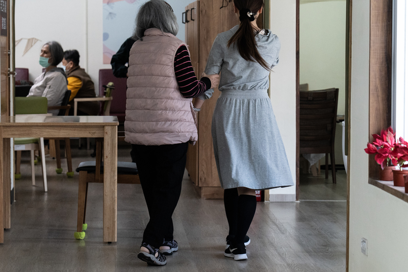 評鑑委員花時間和長輩互動,才更能看穿美化的評鑑資料背後真實的照顧品質。圖為示意情境,非報導指涉機構。(攝影/陳曉威)