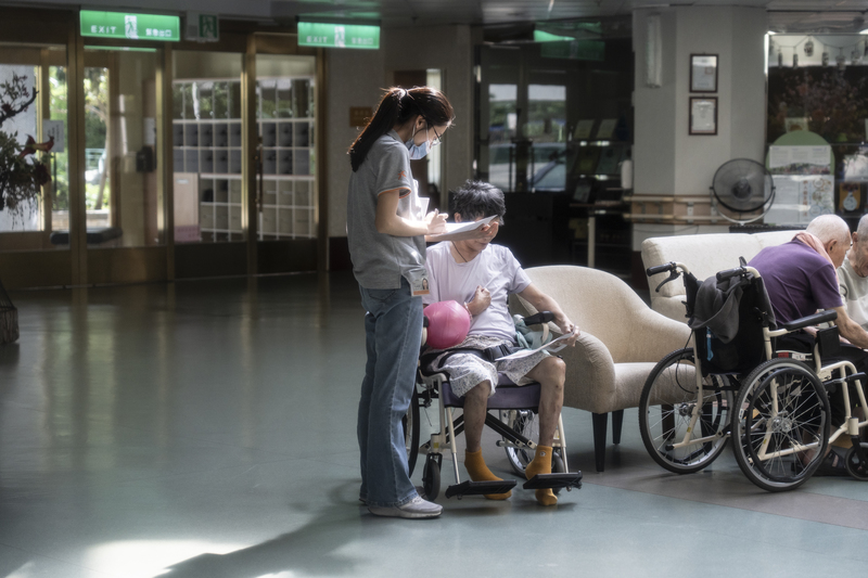 長照3.0上路後,評鑑與獎補助制度是否能一併革新,讓受人照顧的長輩順著自己的心意、有尊嚴的生活,留待政府務實面對。圖為示意情境,非報導指涉機構。(攝影/陳曉威)