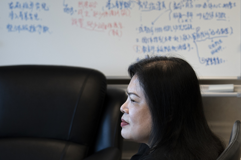 衛福部長照司專門委員王玲玲說明，將照顧服務與專業服務碼別拆開，主要避免專業人力不足區的民眾，無法使用到專業服務的資源，合併才有使用上的彈性。（攝影／陳曉威）