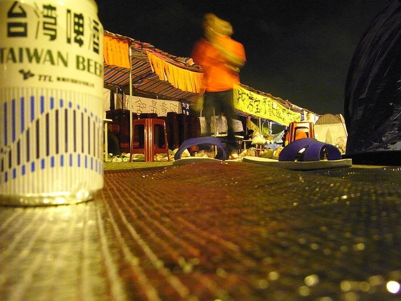 2010年「還我土地正義、停止土地徵收」農民夜宿凱達格蘭大道守夜行動，吳燕秋帶來的保溫墊與啤酒。（圖片提供／梁秋虹）