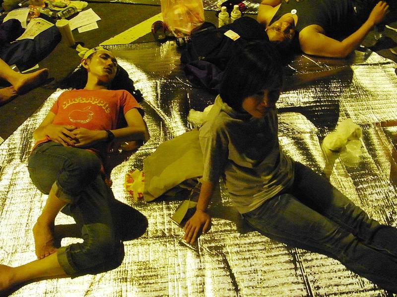 凱道守夜行動現場，右為吳燕秋，左為其伴侶依瑪貓。 （圖片提供／梁秋虹）