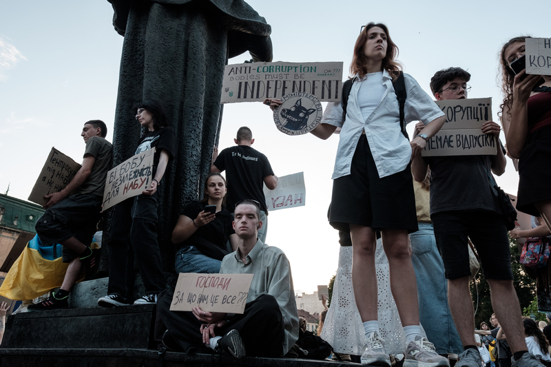 2025年7月24日，在烏克蘭利維夫（Lviv），示威民眾在烏克蘭詩人謝甫琴科（Taras Shevchenko）紀念碑旁舉行集會，抗議國會通過的第12414號法案，該草案限制了國家反腐敗局和反貪腐專門檢察官辦公室的獨立性。7月31日，該法案最終被恢復反腐敗機構獨立性的第13533號法案取代。（攝影／Les Kasyanov／Global Images Ukraine via Getty Images）