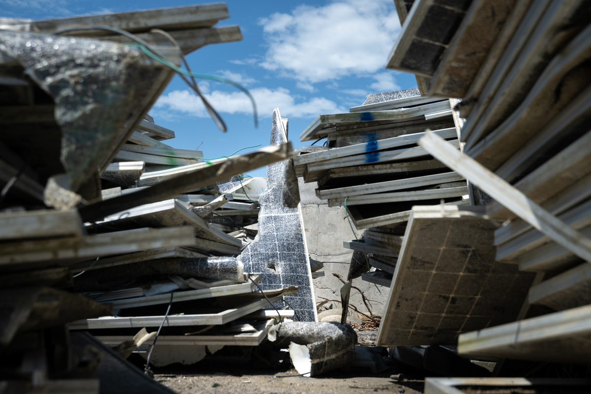 丹娜絲吹翻的10萬片太陽能板流向何處？直擊廢棄光電板的善後與清理難題- 報導者The Reporter