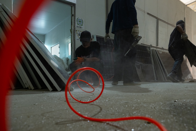 位於苗栗的鴻升公司，收到廢棄光電板後，會先拆除電線盒，再透過機具拆除鋁框，分離玻璃、背板與矽晶片。（攝影／謝佩穎）