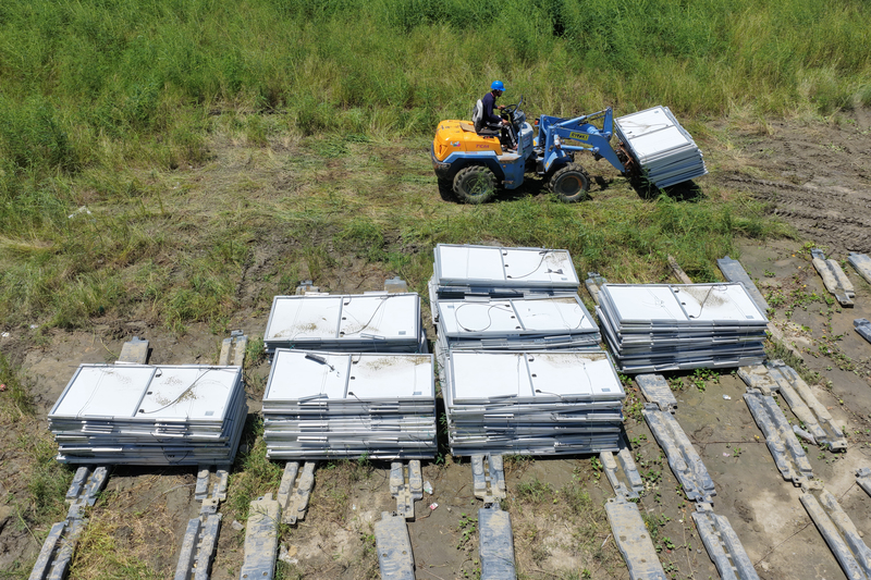 受損的光電板須背面朝下堆疊，並完成清點後委託廢棄光電處理業者前來清運。（攝影／謝佩穎）