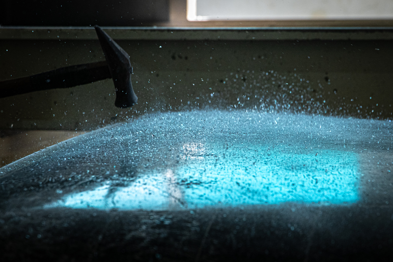 光電有7成的重量是玻璃，目前回收業者多會以破碎、刨除的方式分離玻璃，再送入磚窯廠或玻璃廠回收，作為磁磚、地磚、水泥磚的原料。鴻升科技處理後的玻璃粒則可送回玻璃製程使用。（攝影／謝佩穎）