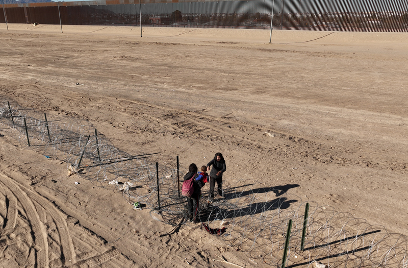 2024年3月4日，無證移民自墨西哥華雷斯城（Juárez）越過格蘭德河（Rio Grande），準備進入美國德州的艾爾帕索（El Paso）。（攝影／Lokman Vural Elibol／Anadolu via Getty Images）