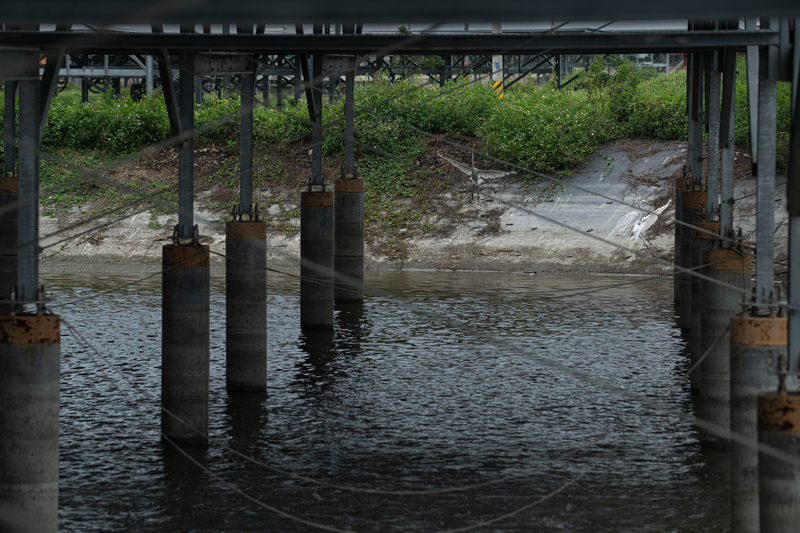 圖為光電環評加嚴後可能受影響的戶外型漁電共生光電設施。環團擔心大量光電可能轉為室內型漁電共生，將導致地景更大改變。（攝影／謝佩穎）