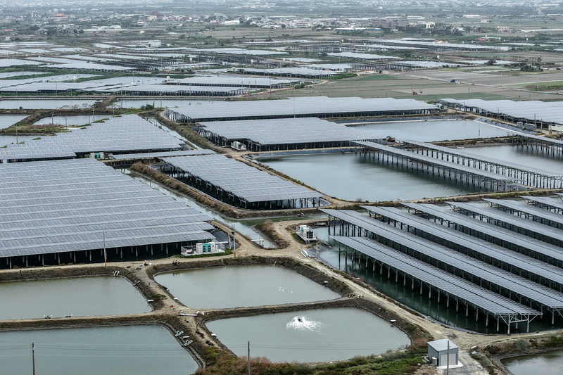 西南沿海地區因日照充足且腹地廣大，是近年光電發展的重點區域，《發展觀光條例》修正後，雲嘉南濱海國家風景區將禁止興建1公頃以上的光電案場。（攝影／謝佩穎）