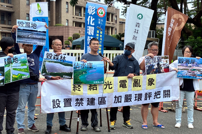 森林城市協會理事長莊傑任（發言者）表示，光電免環評導致亂象叢生，呼籲政府應擴大將風景區、國家公園納入禁建範圍，若要設置也應通過環評。（攝影／孫文臨）