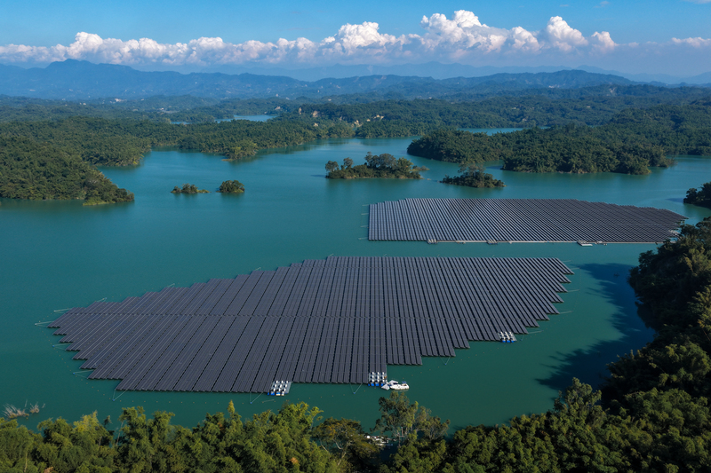 烏山頭水庫的水面型光電面積約11.5公頃，裝置容量約13.7MW、年發電量達1,700萬度，從2022年啟用至今，在今年意外成為政治攻防的焦點。（攝影／謝佩穎）