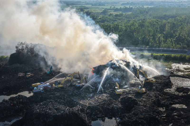 丹娜絲風災產生大量廢棄物，光電板以外的木材、營建廢棄物等暫置在垃圾掩埋場難以去化，因產生沼氣而不時發生火災事故。圖為悶燒中的烏樹林營區暫置垃圾場，近兩週仍無法撲滅，造成嚴重的空汙危害。（攝影／謝佩穎）
