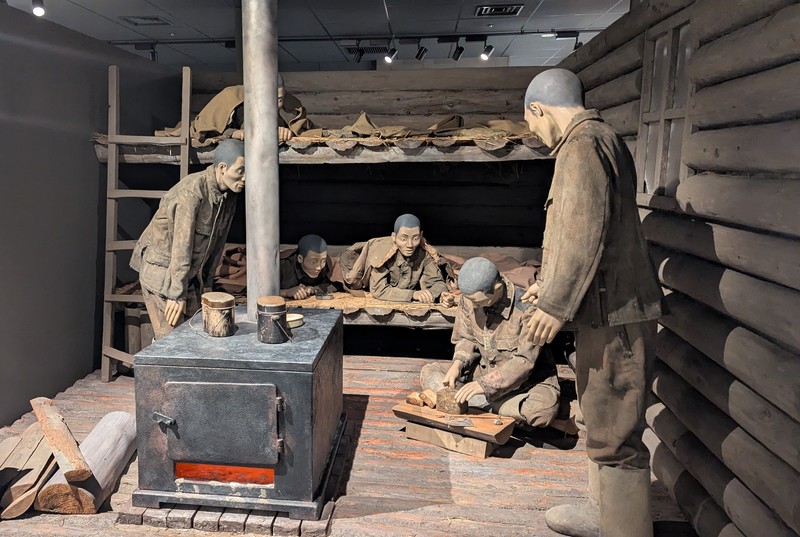 日本東京的和平祈念展示資料館（Memorial Museum for Soldiers, Detainees in Siberia, and Postwar Repatriates）中展出的情境模型，重現二戰後西伯利亞被拘留者在勞改營中分發餐食的景象。（攝影／Narumi.SBT／CC BY-SA 4.0／Wikimedia）