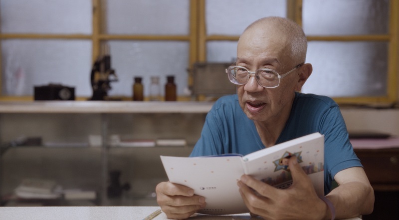 陳以文的兒子陳明亮從小接受黨國教育，具有反共抗俄思想，無法接受父親替日本打仗、又被拘留在西伯利亞的經驗。至今他仍會唱反共抗俄歌。（劇照提供／公視紀錄觀點《冰封的記憶》）