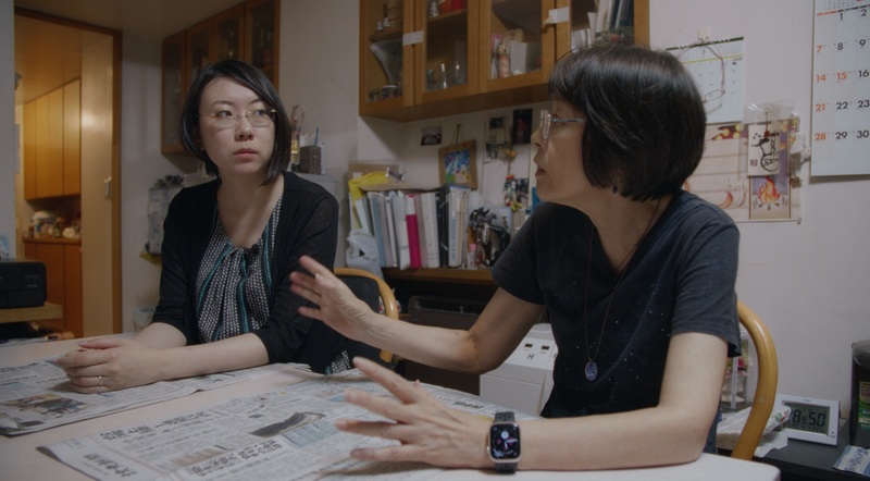 前台籍日本兵許敏信從軍時，媒體還大篇幅報導。不過他的後代全然不知他的戰爭與戰俘經驗。其女許瑛子（右）和孫女（左），透過導演訪談，並翻閱文獻日記，才看到許敏信的過去。（劇照提供／公視紀錄觀點《冰封的記憶》）