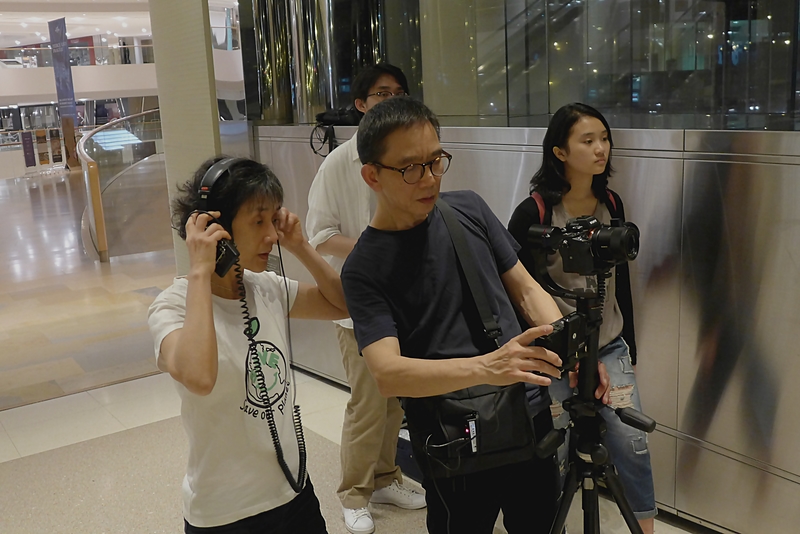 《花果飄零》拍攝現場由導演羅卓瑤（前左）、攝影方令正（前中）組成精簡的劇組，以現場自然光進行拍攝，演員均為素人。（圖片提供／二月電影）