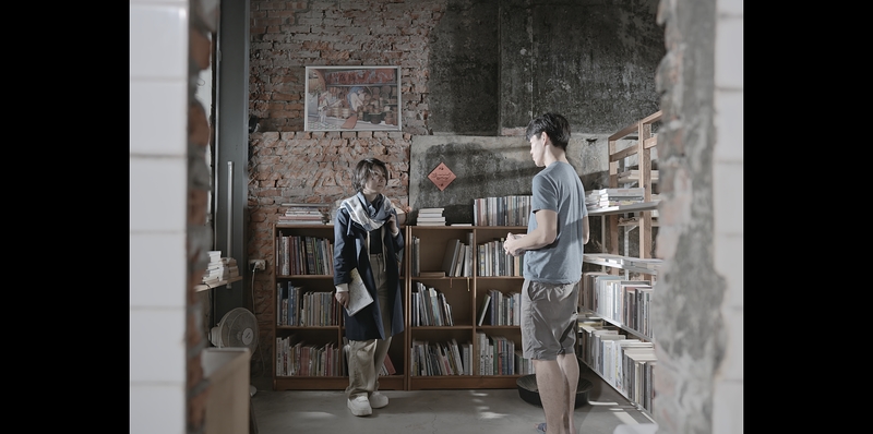 《霧海微瀾》中的阿慧（左），前往三貂嶺山裡的香港圖書館拜訪夥伴，在霧中探尋落腳之地。（劇照提供／二月電影）