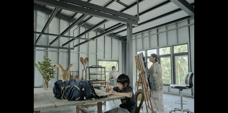 《霧海微瀾》記錄了離散港人不同的生命狀態。圖為主角阿慧（左後）來到香港藝術家葉海地（Heidi Yip）（右）台東的工作室。（劇照提供／二月電影）