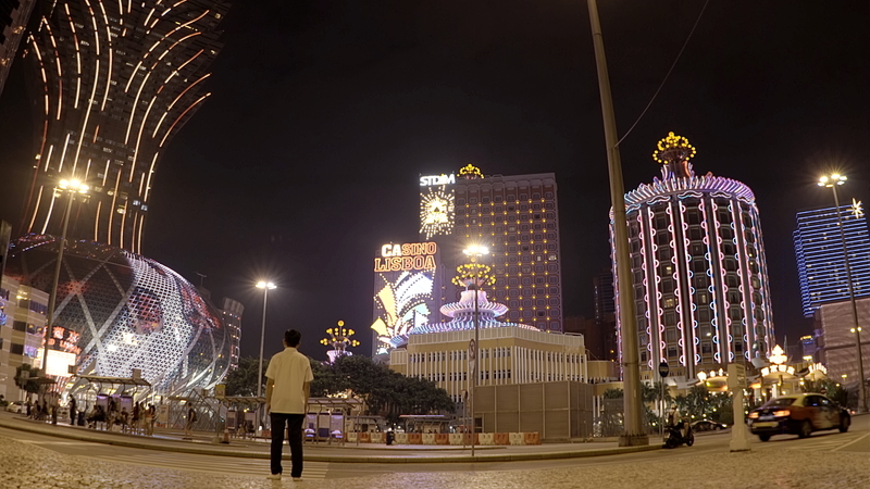 連結了羅卓瑤自身的生命經驗，《花果飄零》遊走於港澳百年歷史之間，關注不同世代的華人青年如何追尋著理想中自由公義的社會。（劇照提供／二月電影）