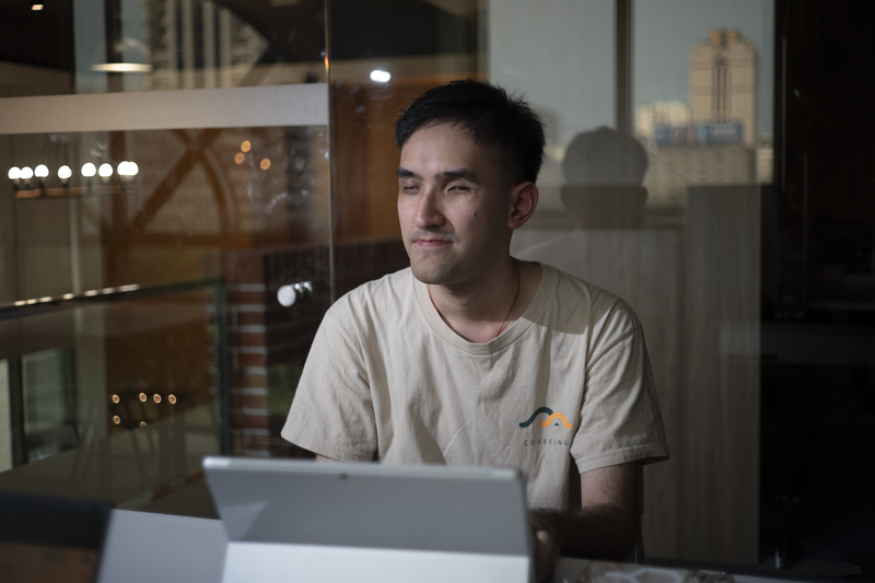 曾奕勳長期投入開源軟體開發,包含:協助視障者準確理解數學公式的通用數學編輯器Access8Math、可供語音報讀的文字式電子書書庫等。(攝影/陳曉威)